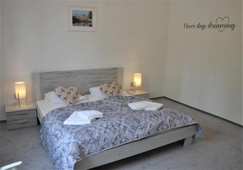 2 bedrooms, 5 beds