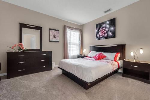Share villa with other guests in Davenport, USA