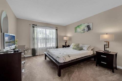Share villa with other guests in Davenport, USA
