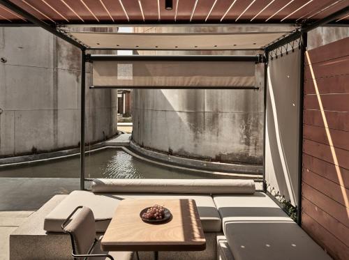 Chambre communicante, vue sur la cour