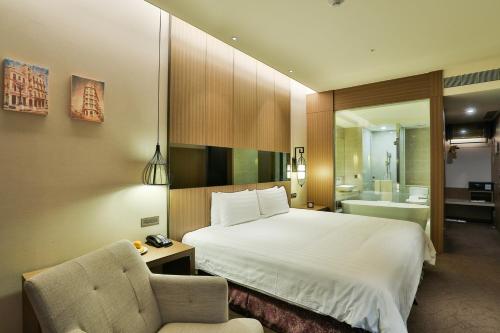 253724060 Hotel Intrendy