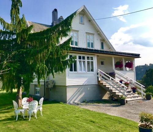 Villa Lovise Riverside in Stranda