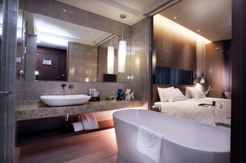 253730966 Hotel Intrendy