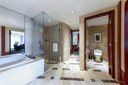 Executive Deluxe King Room image 3