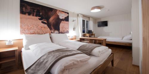 1 queen bed, 1 twin bed