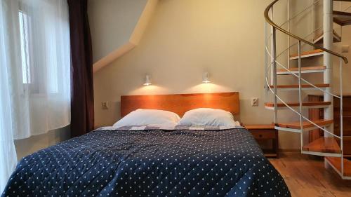 1 queen bed, 2 sofa beds