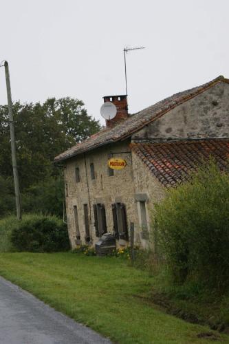 Chez Gondat Chambre d'hotes - Chambre d'hôtes - Saint-Martial-sur-Isop