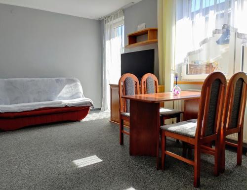 1 twin bed, 2 sofa beds