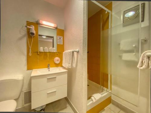 1 double bed, 1 twin bed, 2 bunk beds