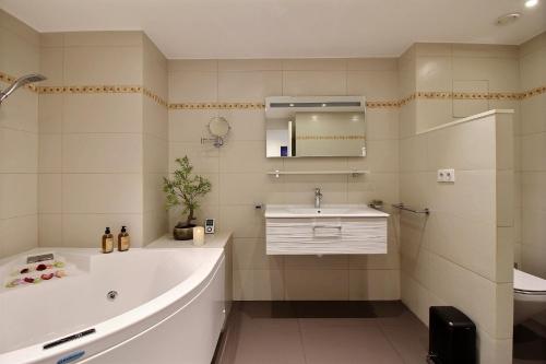 Assia & Nathalie - Luxury B&B MARAIS, Paris (photo 8)
