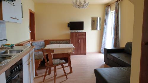 Kitchen, Seegasthof zur Landeroith in Weyregg Am Attersee