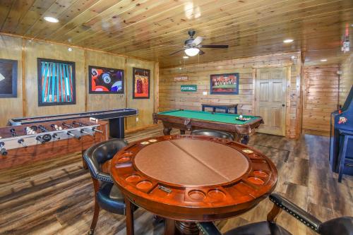 SmokyStays 10 Bedroom Cabin - image 9