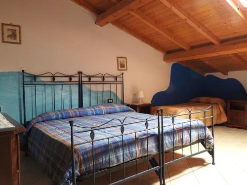 1 queen bed, 2 twin beds