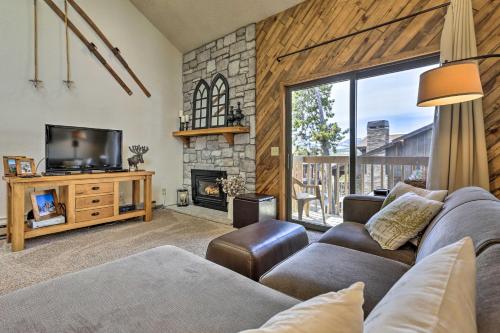 Mtn View Condo with Balcony and Fireplace about 6 Mi to WP - image 7
