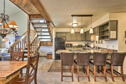 Mtn View Condo with Balcony and Fireplace about 6 Mi to WP - image 9