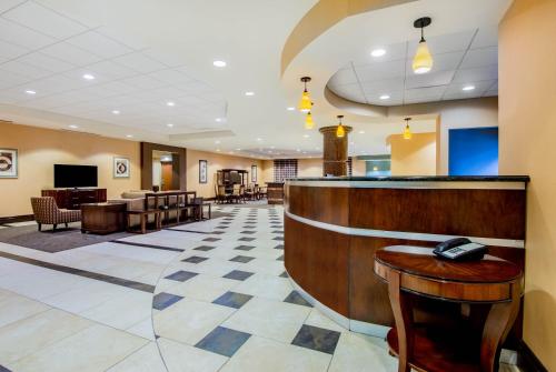La Quinta Inn & Suites by Wyndham Bel Air/I-95 Exit 77A - Tap to explore photos