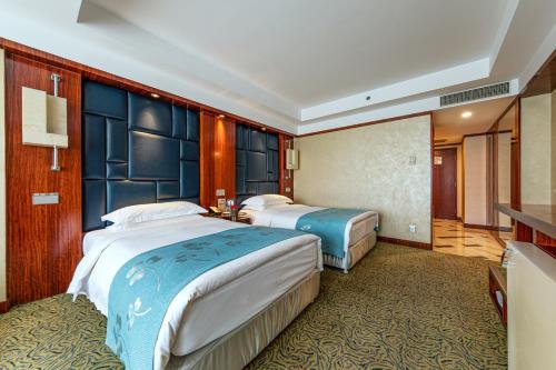 Standard Twin Room image 4