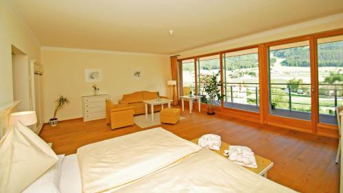 1 king bed, 2 sofa beds