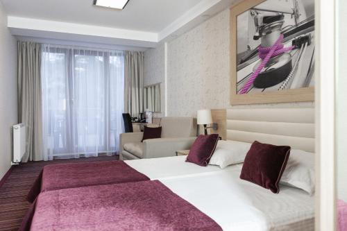 2 twin beds, 1 sofa bed