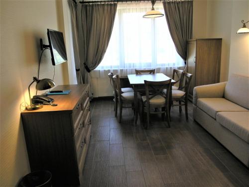 One-Bedroom Deluxe Apartment (2 Adults + 2 Adults or 2 Children)