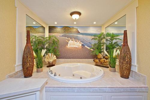 King Suite with Jetted Tub and Countyard View