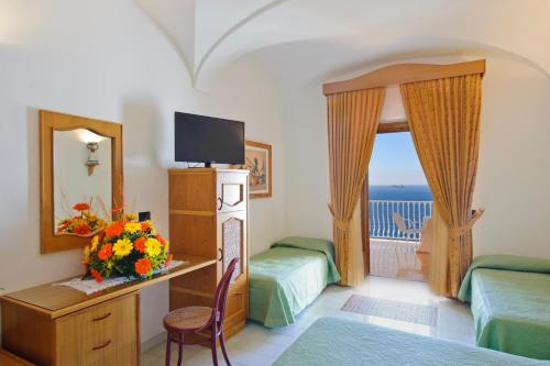 Classic Quadruple Room with Terrace and Sea View
