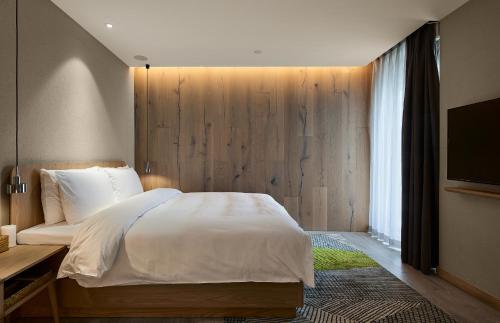253856942 EBO Hotel Hangzhou Wulin - 5 mins drive to the West Lake