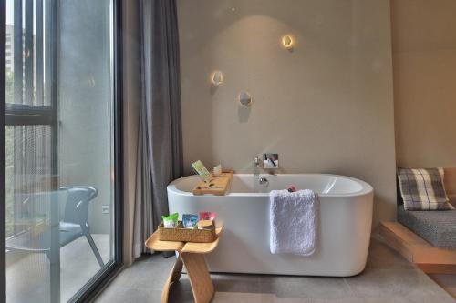 253858081 EBO Hotel Hangzhou Wulin - 5 mins drive to the West Lake