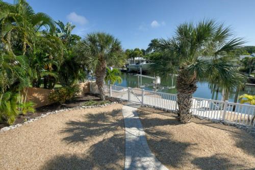 A Shore Thing Waterfront Home - image 4