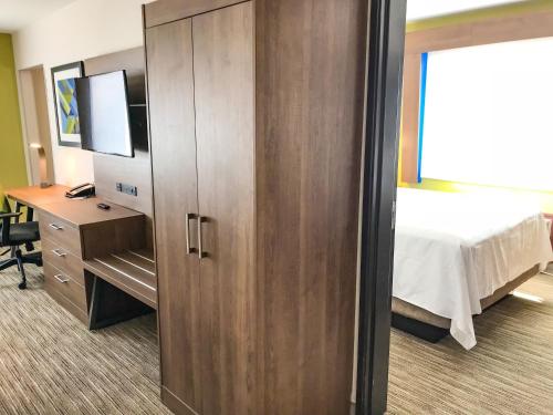 Holiday Inn Express & Suites Lubbock West, an IHG Hotel