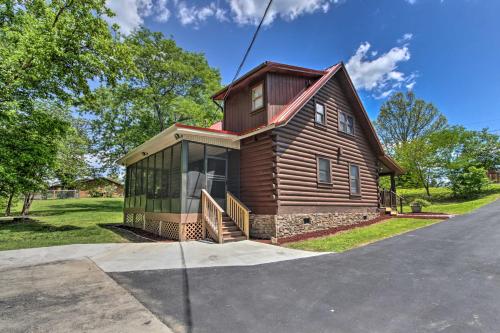 Rustic Cabin with Screened Deck 8 Mi to Dollywood