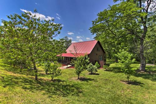 Rustic Cabin with Screened Deck 8 Mi to Dollywood