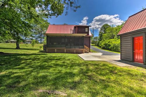 Rustic Cabin with Screened Deck 8 Mi to Dollywood