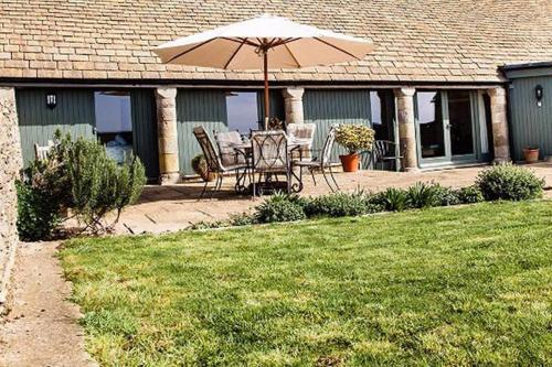 Clover Barn - Luxury Cotswold Home - Sleeps 6 - Dog Friendly, Crudwell, Wiltshire