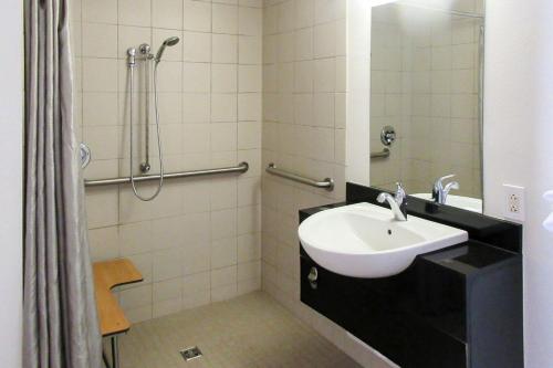 Rodeway Inn - image 8