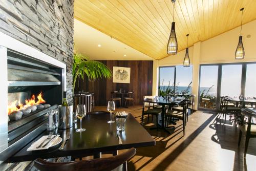 Ресторант, Castaways Resort in Lake Puketi