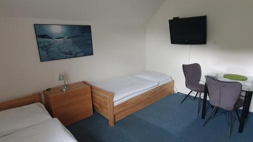 2 twin beds, 1 sofa bed