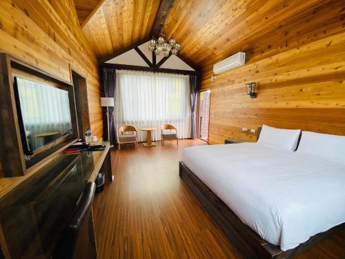 Premier Chalet Double Room  image 5