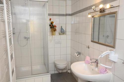 Bathroom, Hotel Zur Seerobbe in Cuxhaven