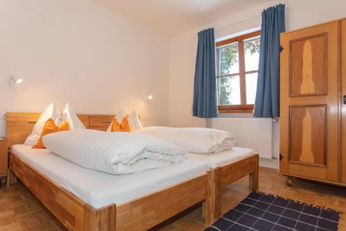 2 bedrooms, 3 beds