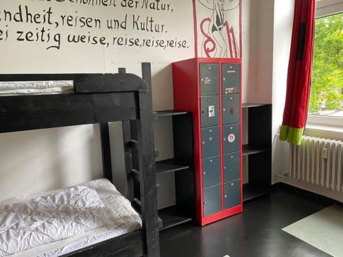instant Sleep Backpacker Hostel - image 9