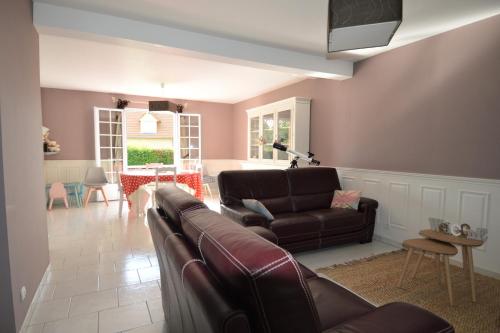 Фойє, Maison confortable sejour spacieux, belle terrasse avec grand jardin avec jeux exterieurs pres Bayeu in Ле Брель-ен-Бессон