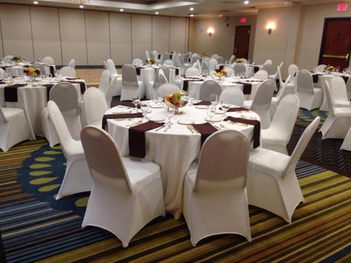 Holiday Inn Express Hotel & Suites - Belleville Area