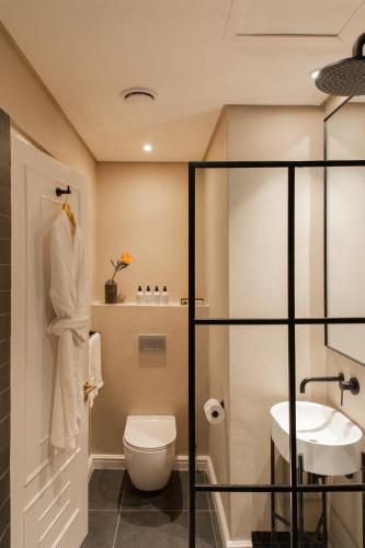 Double or twin room, shower