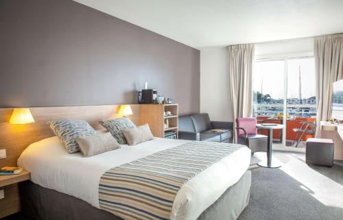 1 queen bed, 1 sofa bed