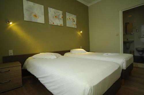 2 twin beds