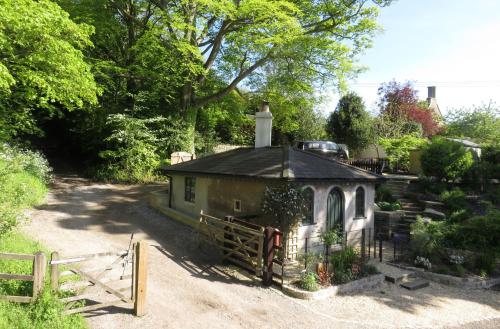 Gatekeepers Lodge, Dyrham Park - Private & Self Contained, deluxe accommodation, 15 mins from Bath