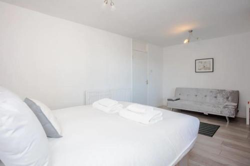 Light And Spacious 4 Bed Flat In Lower Clapton, , London