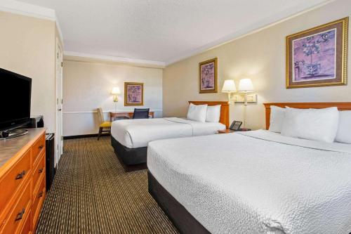 La Quinta Inn & Suites by Wyndham Tampa Bay Pinellas Park Clearw