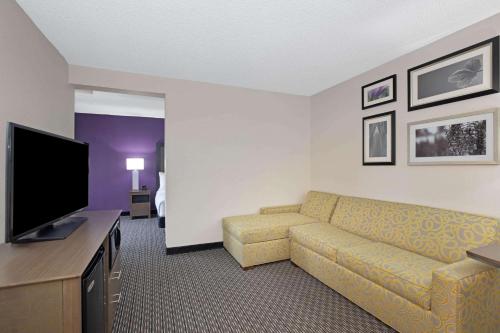 1 king bed, 1 sofa bed